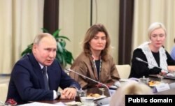 Вторая справа от Путина сидит Надежда Узунова – ответственная за сбор гуманитарной помощи от организации ветеранов "Боевое братство" в Усть-Абаканском районе Хакасии