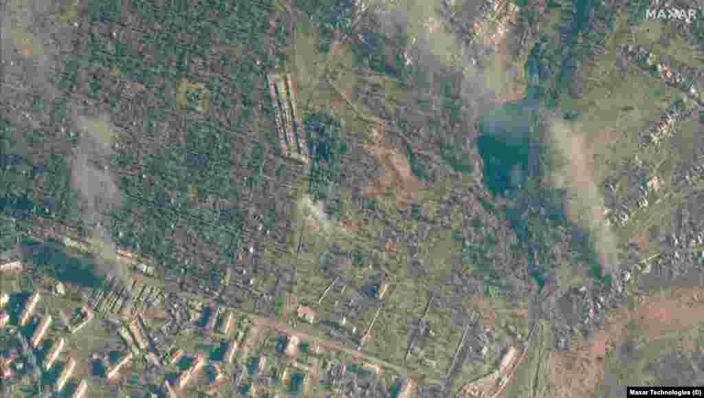 Супутникове зображення тліючих будинків у Соледарі від 3 січня 2023 року. Satellite image &copy;2023 Maxar Technologies