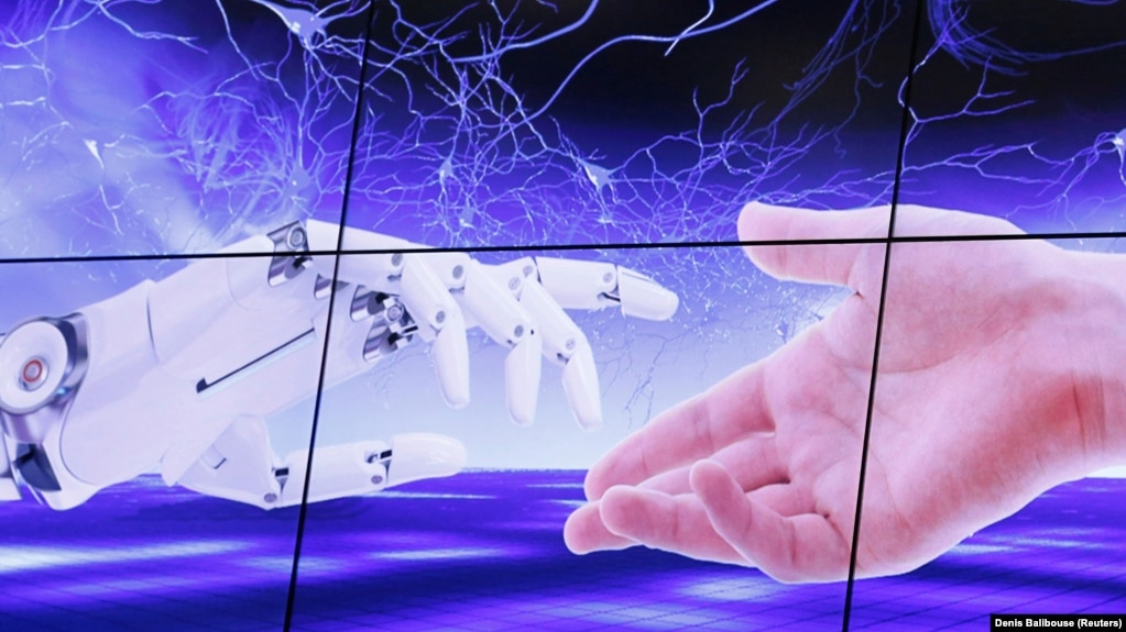 تصویر نزدیک شدن دست یک ربات و دست یک انسان در همایش «هوش مصنوعی برای امر خیر» (AI for Good) سازمان ملل در ژنو سوئیس
