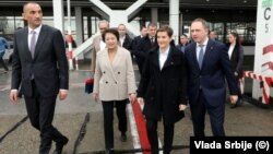 Ambasadorka Kine Čen Bo i premijerka Srbije Ana Brnabić na beogradskom aerodromu 9.decembra 2022.