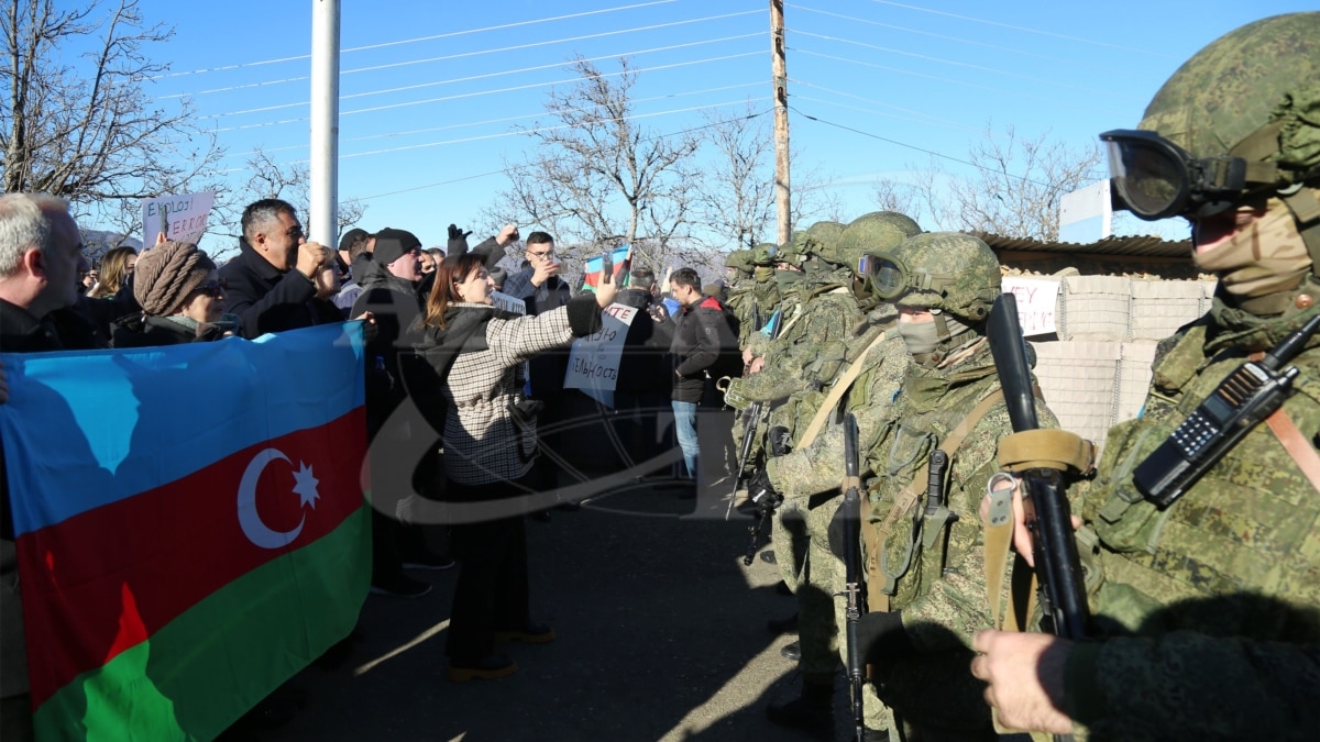«էկոակտիվիստ» ներկայացող ադրբեջանցիները արդեն սկսել են ստուգել ռուս խաղաղապահների մեքենաները
