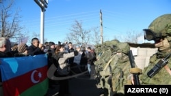 Российские военные и азербайджанские активисты в Лачинском коридоре.