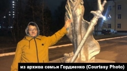Анастасия Гордиенко возле памятника Фемиде, Омск