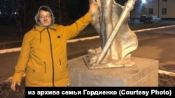 Анастасия Гордиенко возле памятника Фемиде, Омск