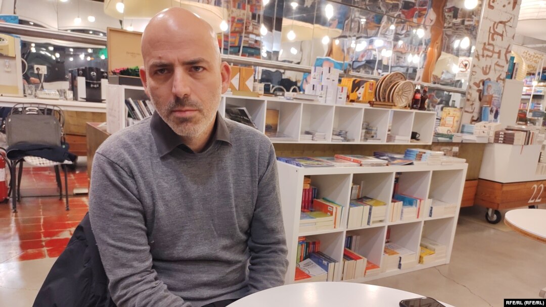 Scriitorul Yaniv Iczkovits cunoaște bine România din poveștile părinților lui, Zoltan și Marcela, care s-au născut și trăit aici până să emigreze în anii '60 în Israel. 