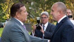 Президентът Румен Радев (дясно) поздравява Николай Вълканов през май 2022 г. по време на тържествено честване на 70 години от създаването на „Минстрой Холдинг“ АД. 