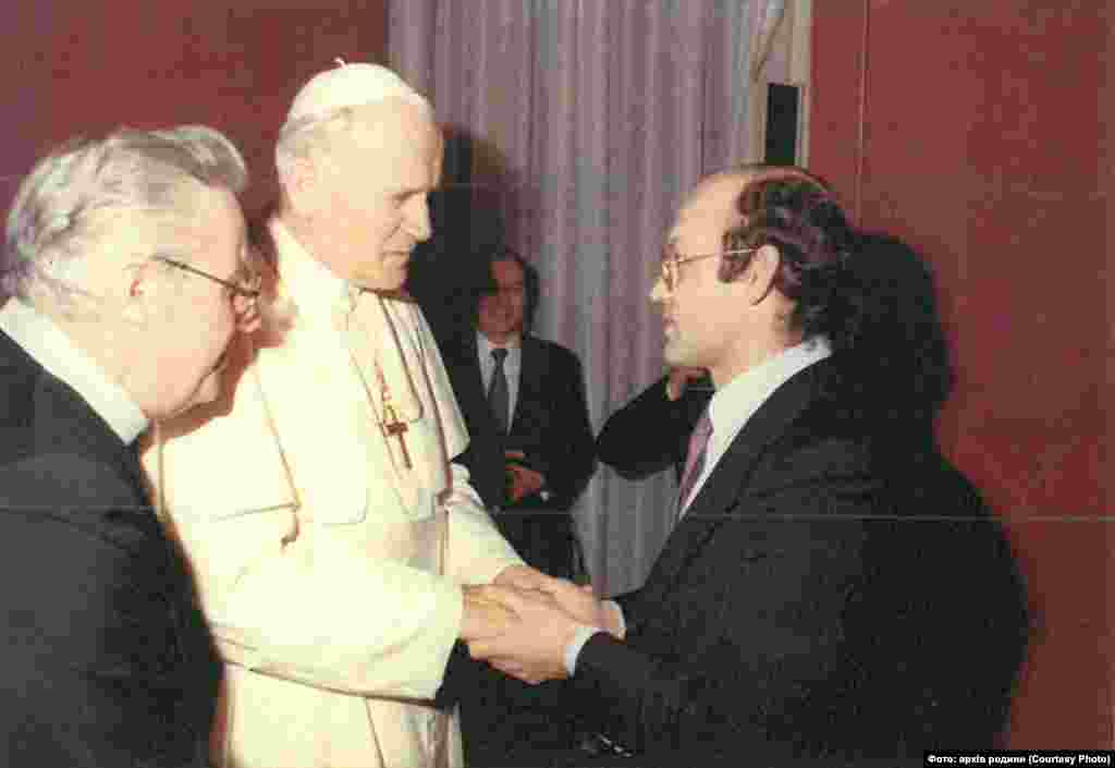 Іван Гвать (праворуч) з папою Іваном Павлом II., Рим, Італія, січень 1983 року