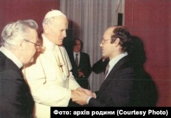 Іван Гвать (праворуч) з папою Іваном Павлом II., Рим, Італія, січень 1983 року