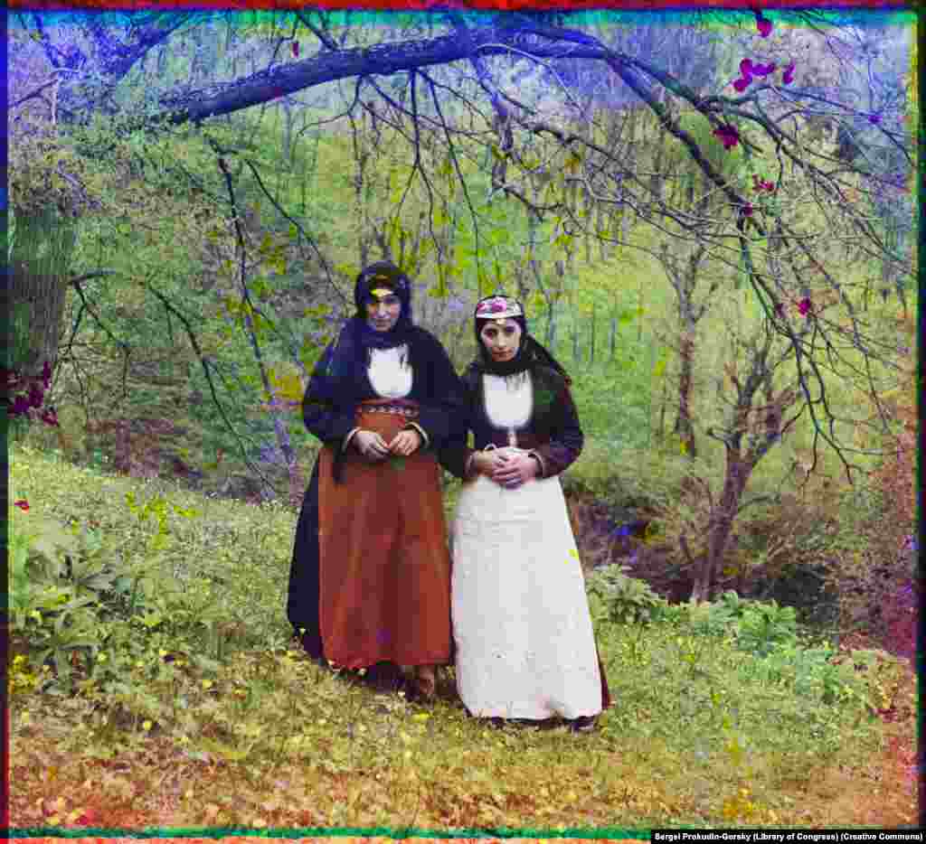 Portret dviju Armenki u selu Artvin, u današnjoj istočnoj Turskoj, načinio je slavni ruski fotograf&nbsp;Sergej Prokudin Gorski u travnju iste godine. Nevjerojatnom slučajnošću, Passet i Prokudin Gorski, otprilike u isto vrijeme, dokumentirali su Armence u i izvan Osmanskog Carstva nedugo prije nego što je ova vjerska manjina uvelike izbrisana u onome što se naširoko naziva genocid nad Armencima.