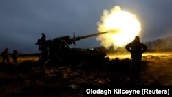 Украинские военные ведут огонь из САУ «Пион» по российским позициям у Бахмута. Донецкая область, 26 декабря 2022 года
