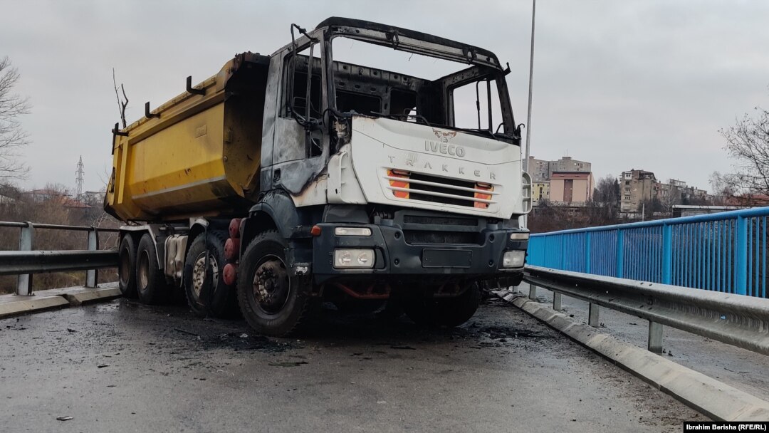 Un incendiu a izbucnit la baricada rutieră din Mitrovica, aproape de drumul spre Priștina-Raska.