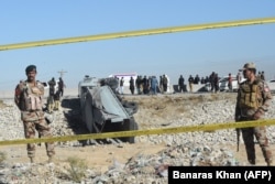 Pakistan təhlükəsizlik qüvvələri Kvettada polis yük maşınını hədəf alan kamikadze hücumunun baş verdiyi ərazidə keşik çəkir.