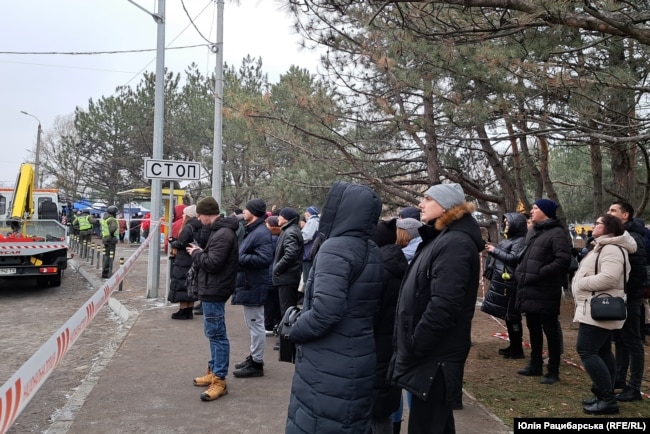 Люди на місці ракетного удару