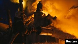 Рятувальники гасять пожежу на об’єкті інфраструктури, пошкодженому обстрілом 19 грудня. Фото ДСНС