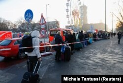 Gosti napuštaju hotel u kojem je bio akvarij, 16. decembar 2022.