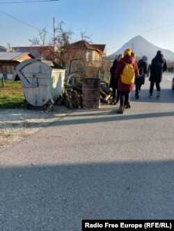 Banorët po ndezin zjarr gjatë natës për t'u ngrohur gjatë kohës kur po qëndrojnë pranë barrikadës në Rudarë.