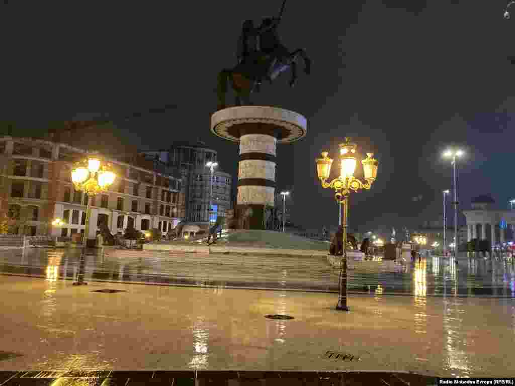Новогодишната елка на централниот плоштад во Скопје 2021 година и плоштадот на 14 декември 2022