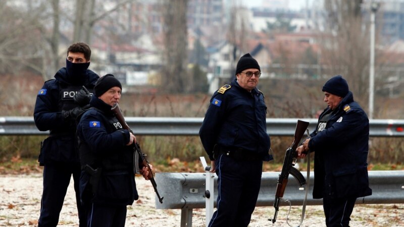 Sulmohen disa policë në Mitrovicë të Veriut