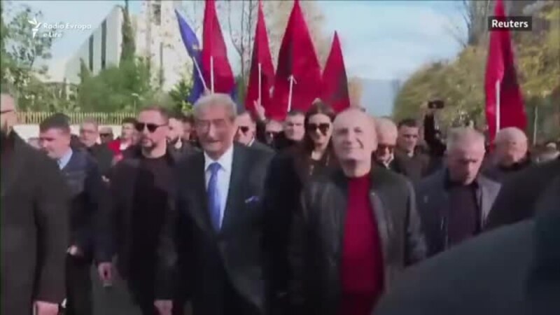 Berisha sulmohet gjatë protestës në Tiranë