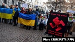 Під час акції біля будівлі театру La Scala проти відкриття театрального сезону виставою «Борис Годунов» російського композитора Модеста Мусоргсьго. Мілан, Італія, 7 грудня 2022 року 