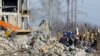 Salvatorii îndepărtează resturile unei clădiri distruse care ar fi un colegiu profesional folosit de soldații ruși pentru cazare temporară. 63 dintre ei au fost uciși într-o lovitură cu rachete ucrainene
