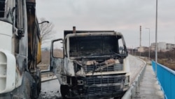Pamjet e kamionëve të djegur në barrikadën në veri