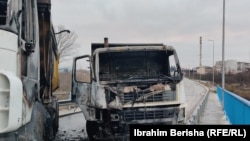 Сожженные грузовики в Митровице. 