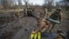 نیروهای اوکراینی در حال آماده کردن گلوله‌های توپ برای آتشباری علیه مقر روس‌ها در منطقه دونتسک