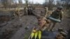 Ukrajinski vojnici pripremaju topovske granate za ispaljivanje na ruske položaje u oblasti Donjecka, Ukrajina, 1. januar 2023.