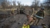 Militari ucraineni pregătesc obuze pentru tiruri de artilerie contra pozițiilor ruse din regiunea Donețk 1 ianuarie 2023