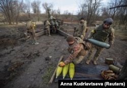 Militarii ucraineni pregătesc obuze care să fie trase spre pozițiile rusești, în regiunea Donețk, Ucraina, 1 ianuarie 2023.