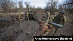Militari ucraineni pregătesc obuze pentru tiruri de artilerie contra pozițiilor ruse din regiunea Donețk 1 ianuarie 2023