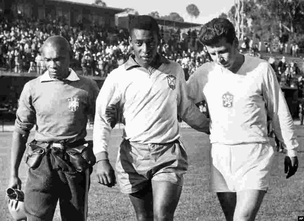 În finala Cupei Mondiale din 1962, Pelé și-a rupt un mușchi al coapsei în al doilea meci și a trebuit să stea pe tușă pentru restul turneului, scrie britannica.com. Cu toate acestea, Brazilia a continuat să cucerească al doilea său titlu la Cupa Mondială. La Campionatul Mondial din 1966, echipa a fost eliminată din primul tur, din cauza accidentărilor. În acele momente, sportivul a luat în calcul posibilitatea de a se retrage de la Cupa Mondială.&nbsp; 📸 Pelé, în centru, antrenorul Mario Americo, în stânga, și jucătorul ceh Masopust. (AP Photo)