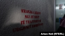 Mbishkrim në një mur në Prishtinë kundër vrasjes së grave.