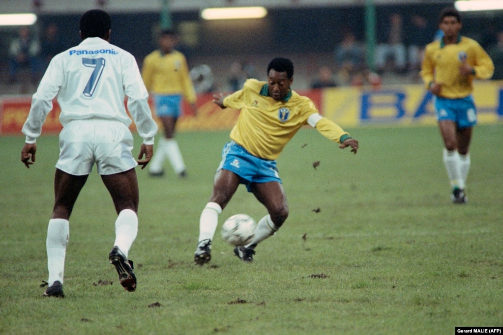 Pelé është golashënuesi më i mirë i të gjitha kohëve për Brazilin, me 77 gola në 92 paraqitje ndërkombëtare, bashkë me Neymarin, i cili golin e 77-të e shënoi në Kupën e Botës 2022.