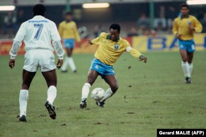 Pelé është golashënuesi më i mirë i të gjitha kohëve për Brazilin, me 77 gola në 92 paraqitje ndërkombëtare, bashkë me Neymarin, i cili golin e 77-të e shënoi në Kupën e Botës 2022.