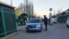 Өзбекстандык айдоочуга жол эрежеси түшүндүрп жаткан милиционер. Баткен. 17-декабрь, 2022-жыл