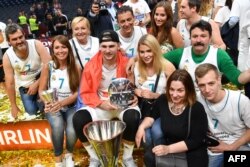  Дончич чества със свои близки след успеха на Реал Мадрид във финала на Евролигата против Фенербахче с 85:80 в Белград, 20 май 2018 година 