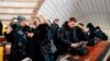 Civilek keresnek menedéket egy metróállomáson egy légiriadó alatt Kijev központjában 2022. december 13-án