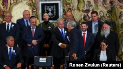Benjamin Netanjahu s članovima novog sazova izraelskog parlamenta posle polaganja zakletve u jerusalimu 15. novembra 2022.
