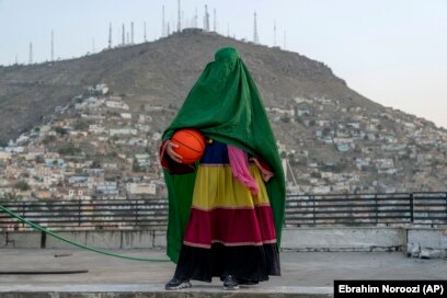 Një basketbolliste afgane në Kabul.