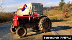  Трактор със сръбското знаме е част от барикадата на пътя за Мердаре. Етническите сърби започнаха премахването на блокадите в четвъртък. 