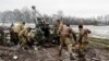 Українські артилеристи працюють з гарматою M777 на Донбасі
