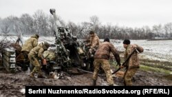 Українські артилеристи працюють з гарматою M777 на Донбасі