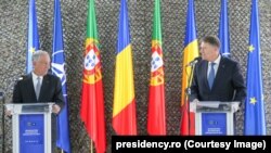 Klaus Iohannis şi președintele Portugaliei, Marcelo Rebelo de Sousa, au susţinut declaraţii de presă comune după vizita efectuată marţi la Batalionul 1 Instrucție Olt, din Caracal.