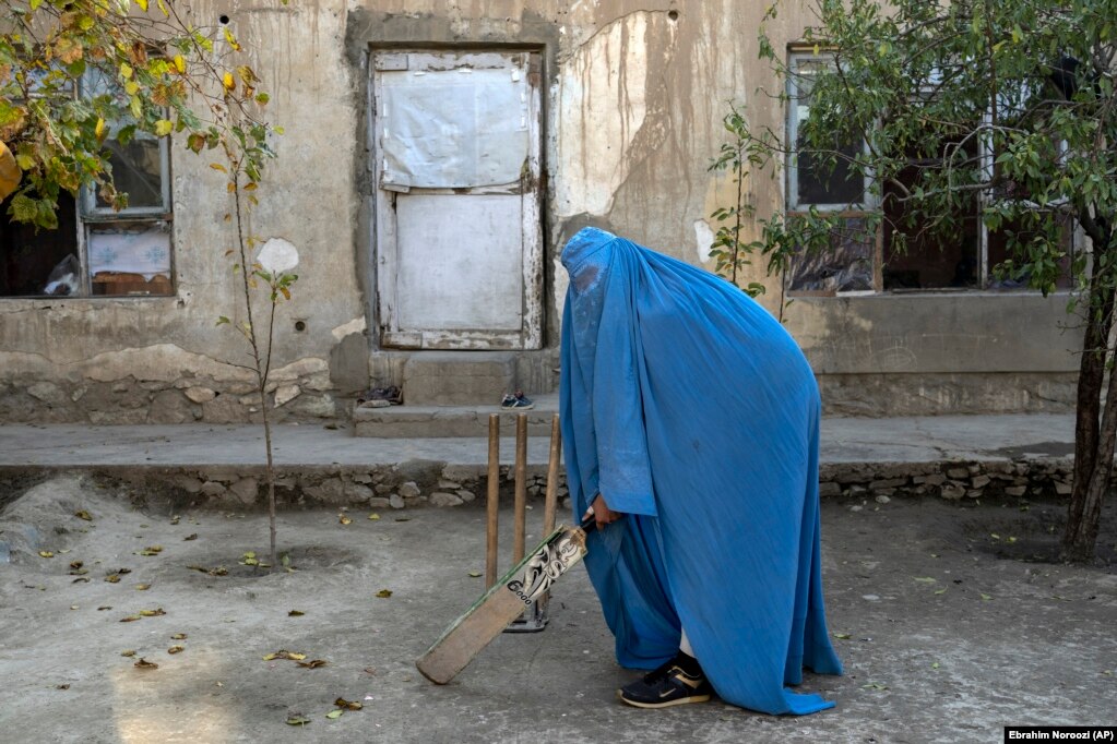 Një lojtare afgane e kriketit, në Kabul. Një zëdhënës i Organizatës së Sporteve dhe Komitetit Olimpik Kombëtar të talibanëve ka thënë se autoritetet po përpiqen të gjejnë një mënyrë që të rikthejnë sportet për gratë, duke ndërtuar qendra të veçanta për sporte për to. Por, ai nuk ka dhënë ndonjë afat kohor dhe ka thënë se për një gjë të tillë nevojiten fonde.