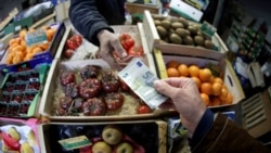 Plaćanje robe na pijaci gotovinom