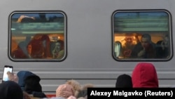 Российские призывники в поезде в Омске