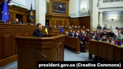 Претседателот на Украина Володимир Зеленски за време на неговиот говор во парламентот, Киев, 28 декември 2022 година