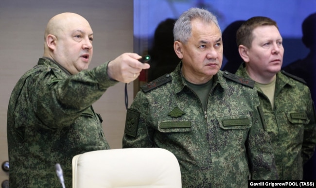 Командующий российскими войсками в Украине Сергей Суровикин (слева) и министр обороны РФ Сергей Шойгу (в центре), Москва, 16 декабря 2022 года